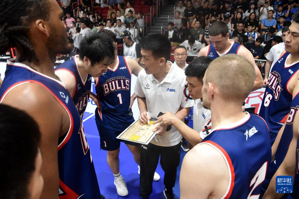 NBL揭幕战：卫冕冠军香港金牛逆转长沙勇胜詹姆斯21+8引3人上双的简单介绍